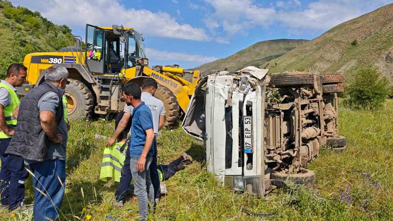 Bingöl’de su tankeri devrildi: 2 yaralı