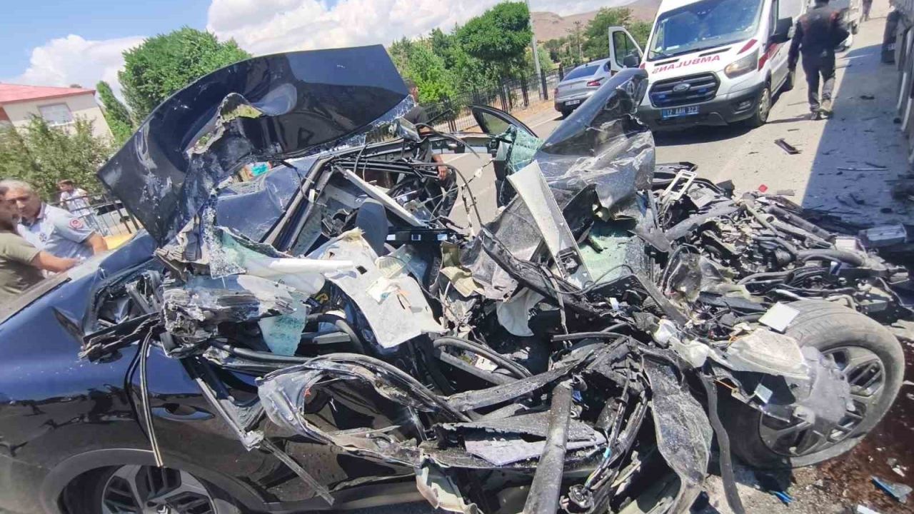 Bingöl’de tıra çarpan otomobil hurdaya döndü: 1 yaralı