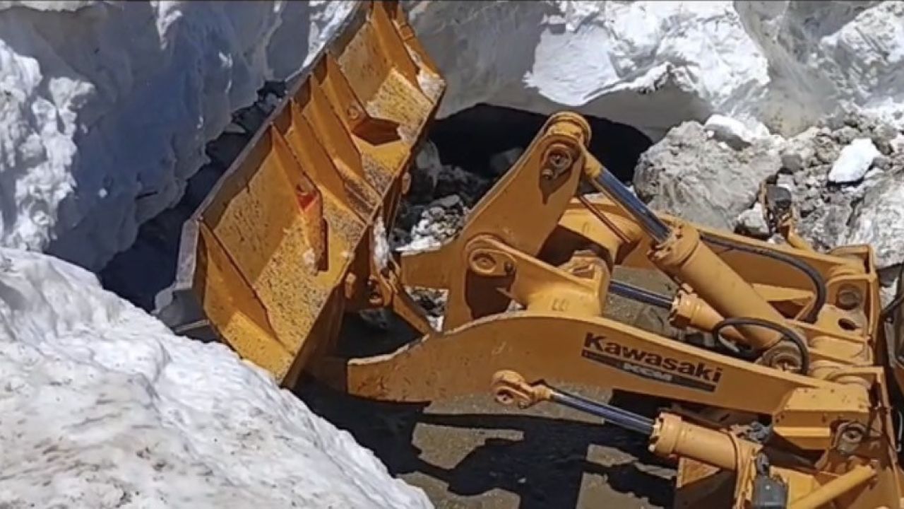 Bingöl’de yazın ortasında kar temizliği