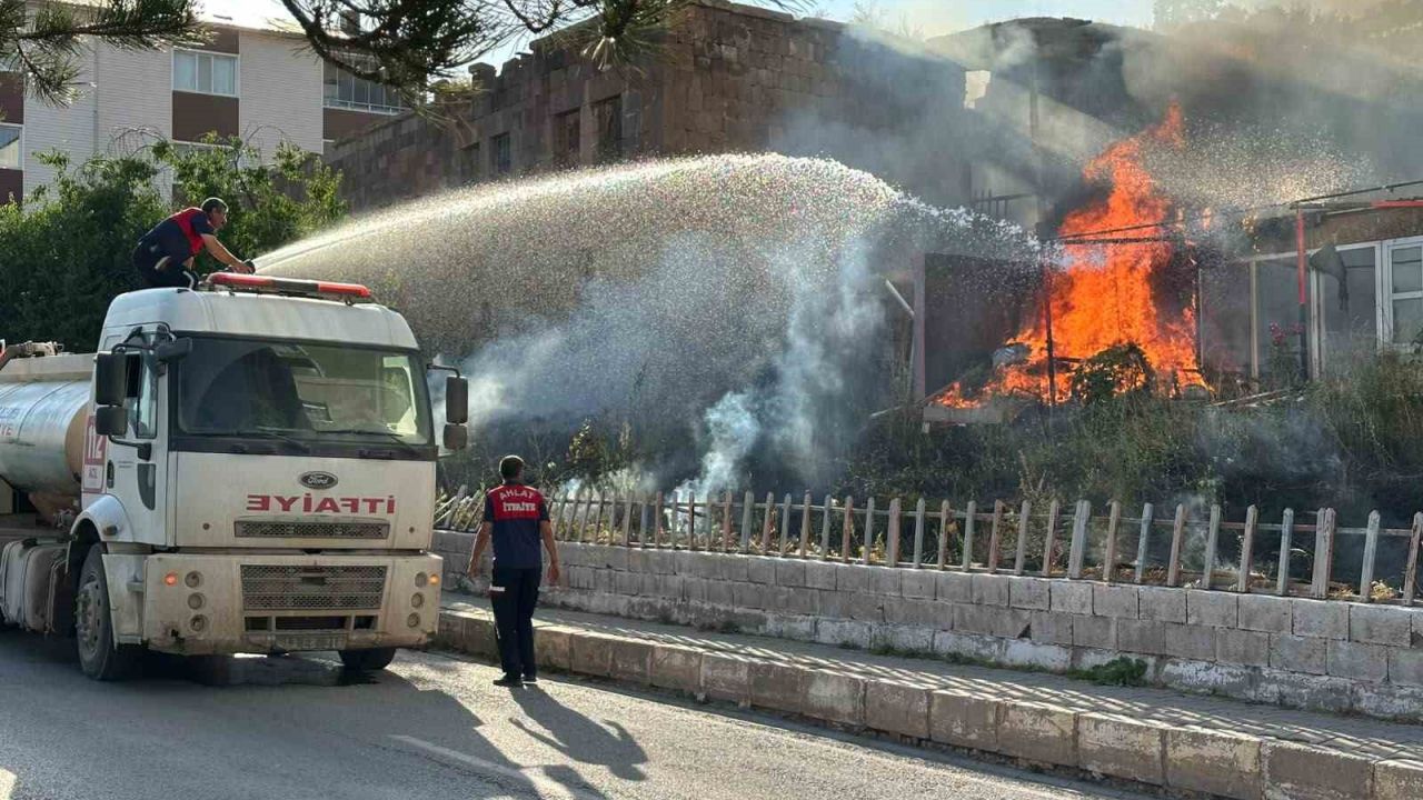 Bitlis’te korkutan yangın