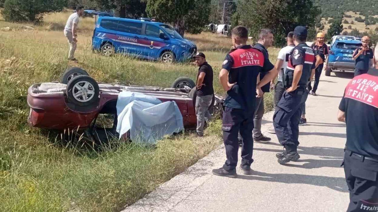 Burdur’da otomobil şarampole devrildi: 1 ölü, 1 yaralı
