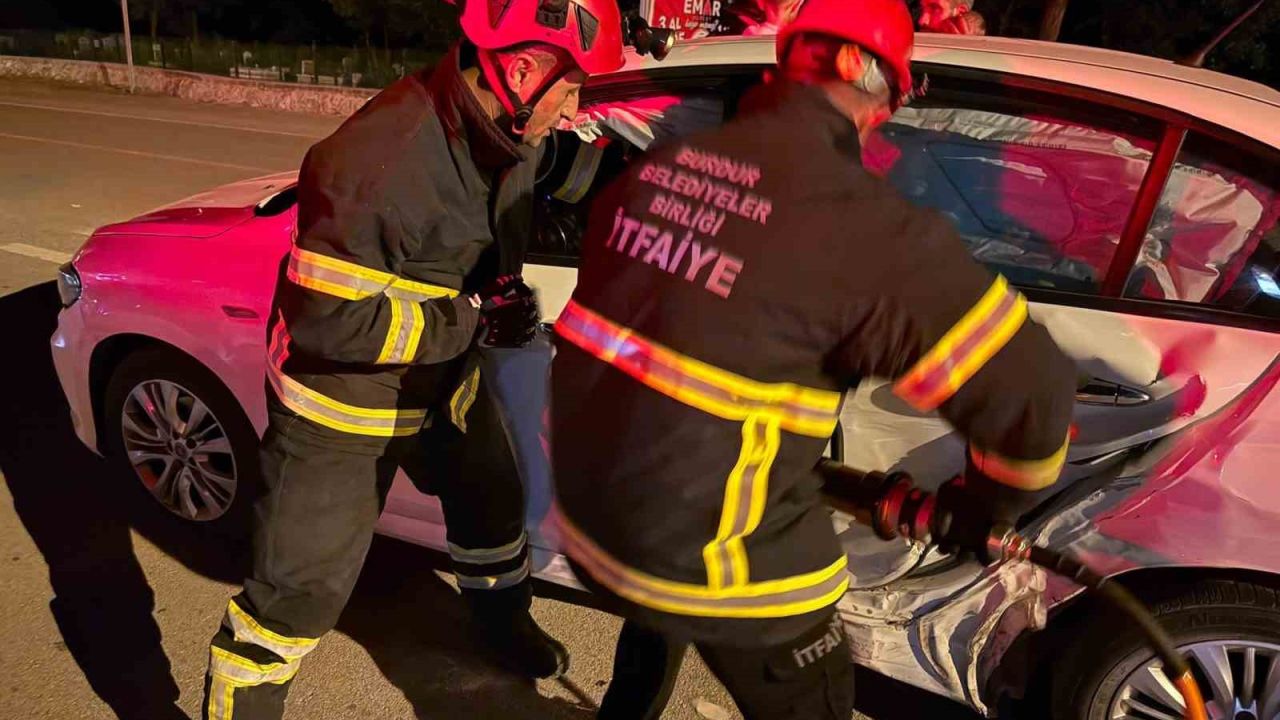Burdur’da otomobiller çarpıştı: 6 yaralı