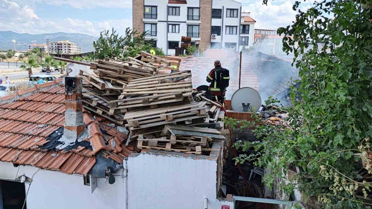 Burhaniye’de yanan evde mahsur kalan vatandaşı itfaiye kurtardı