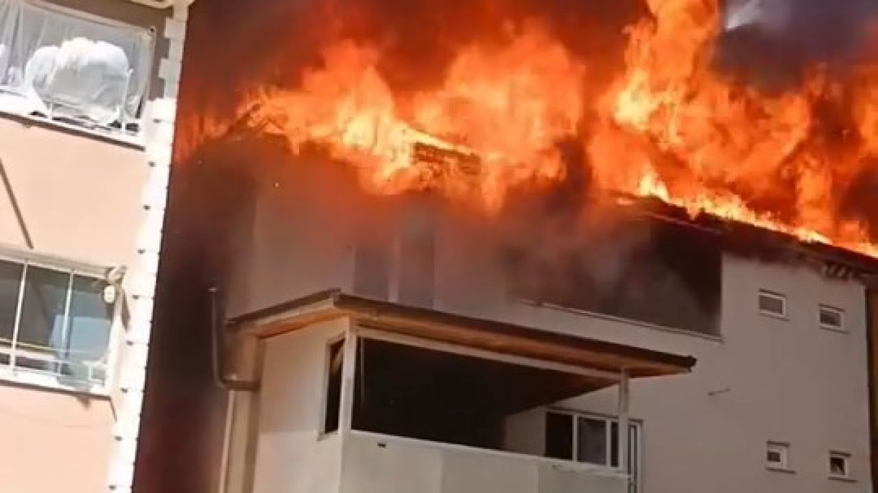 Bursa’da 3 katlı binanın çatısı alevlere teslim oldu