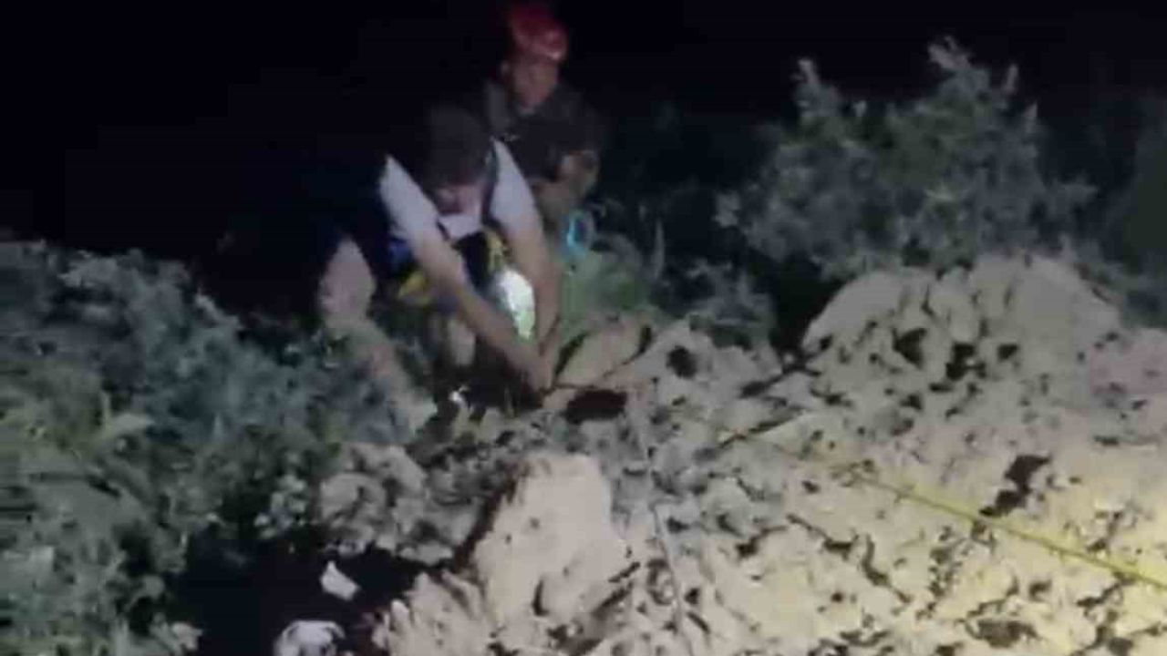 Bursa’da sarp arazide mahsur kalan 2 genç halatla kurtarıldı