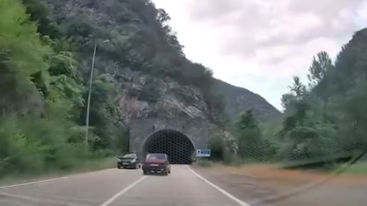 Bütün trafik kurallarını hiçe sayan sürücü görüntülendi