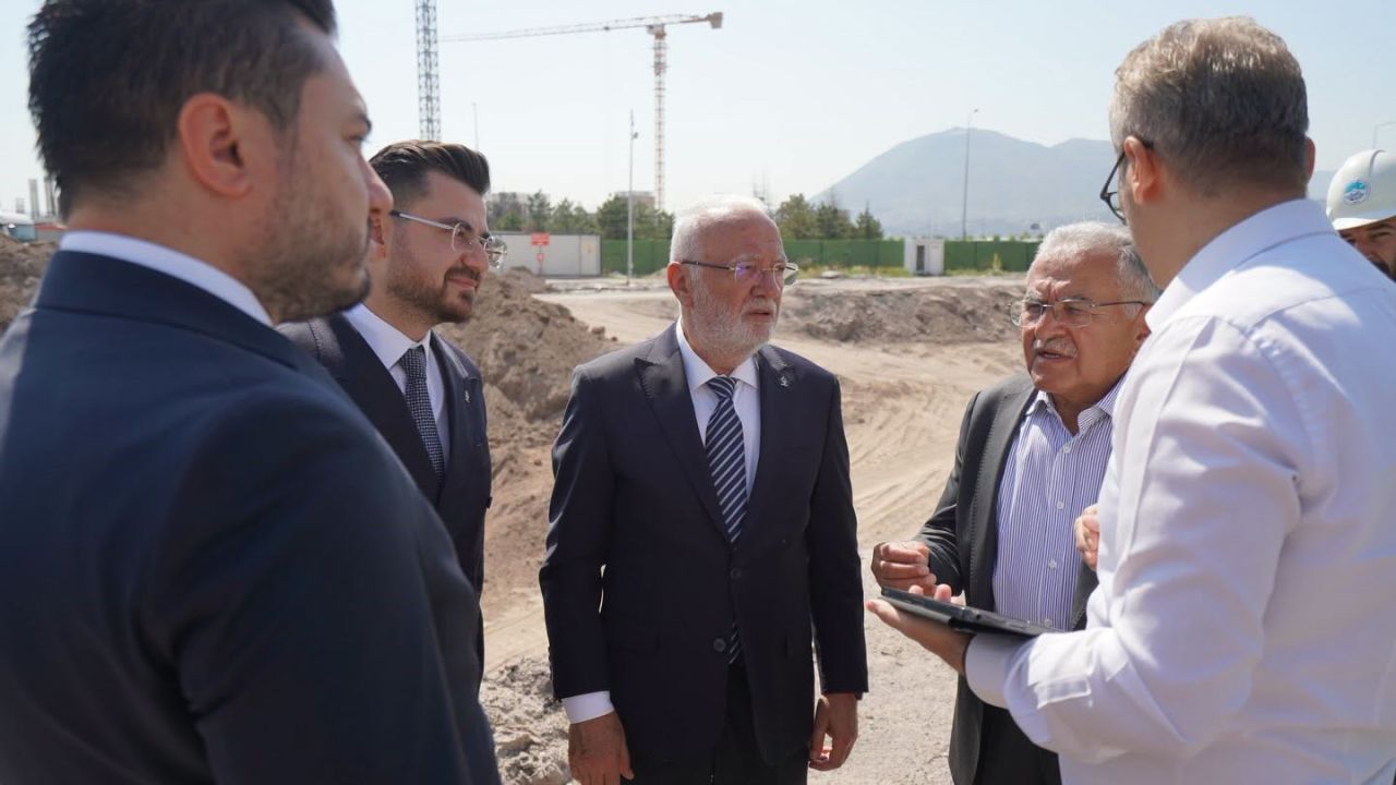 Büyükkılıç ve Elitaş, Kartal Katlı Kavşağı’ndaki çalışmaları yerinde inceledi