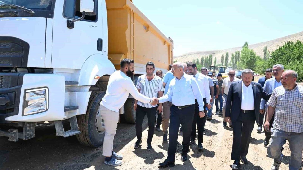 Büyükşehir, 55 mahalleyi birbirine bağlayan yolda standardı yükseltiyor