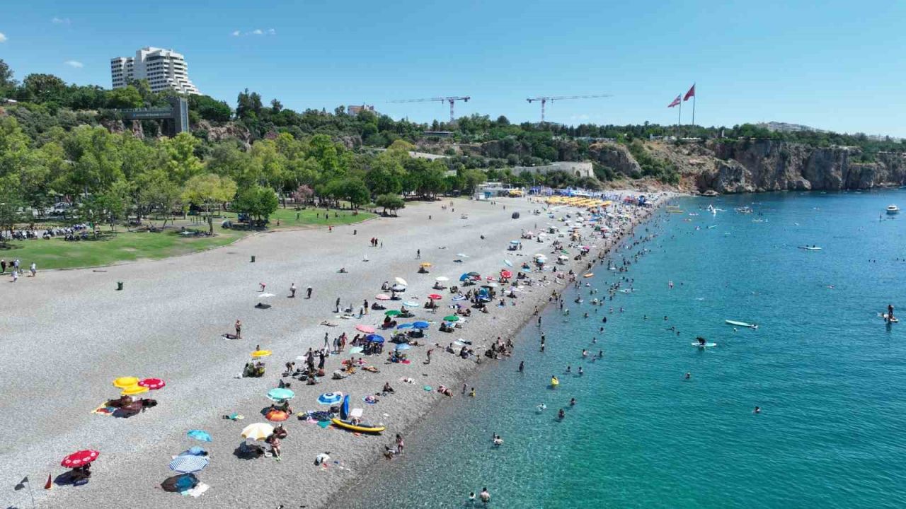 Büyükşehir’den Konyaaltı Sahili’nde 7/24 temizlik mesaisi