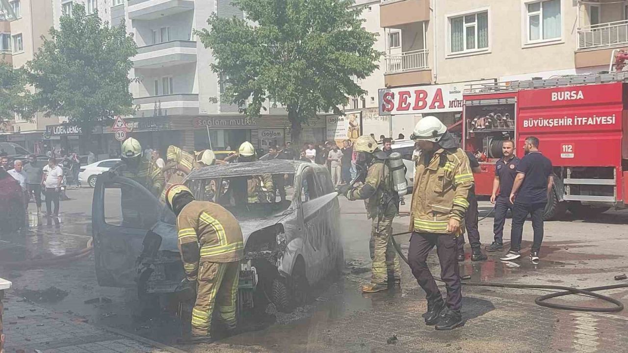 Çakmak yüklü araç alev alev yandı