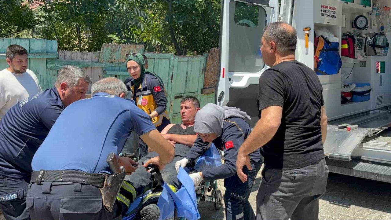 Çatı yangınına müdahale ederken bir alt kata düşen itfaiyeci yaralandı