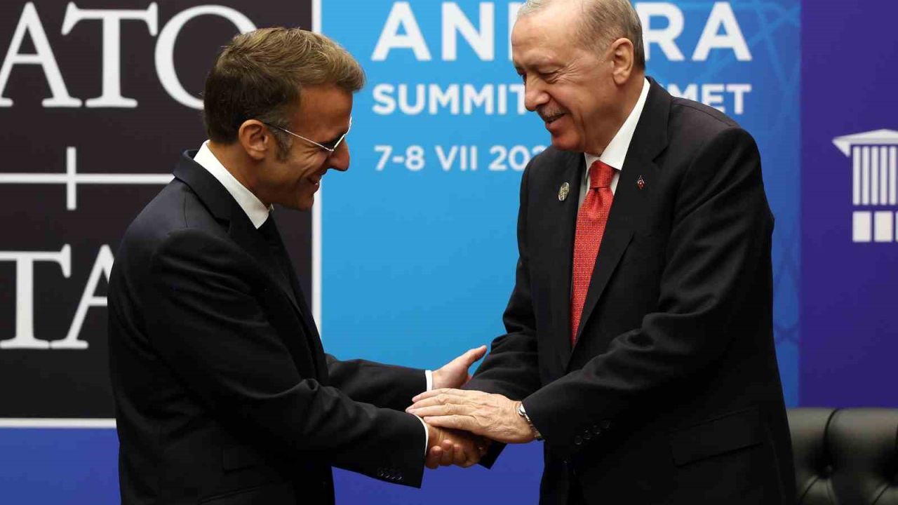 Cumhurbaşkanı Erdoğan, Macron ile Fransa’ya selam gönderdi