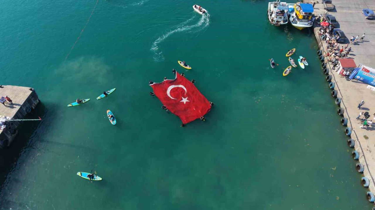 Denizcilik ve Kabotaj Bayramı’nda denizde açılan dev bayrak alkış aldı