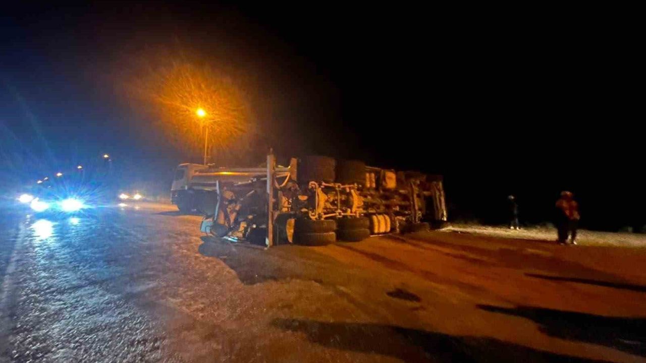 Devrilen beton mikserinin sürücüsü hafif yaralandı