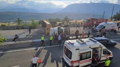 Devrilen çakıl yüklü tır alev aldı: 1 yaralı