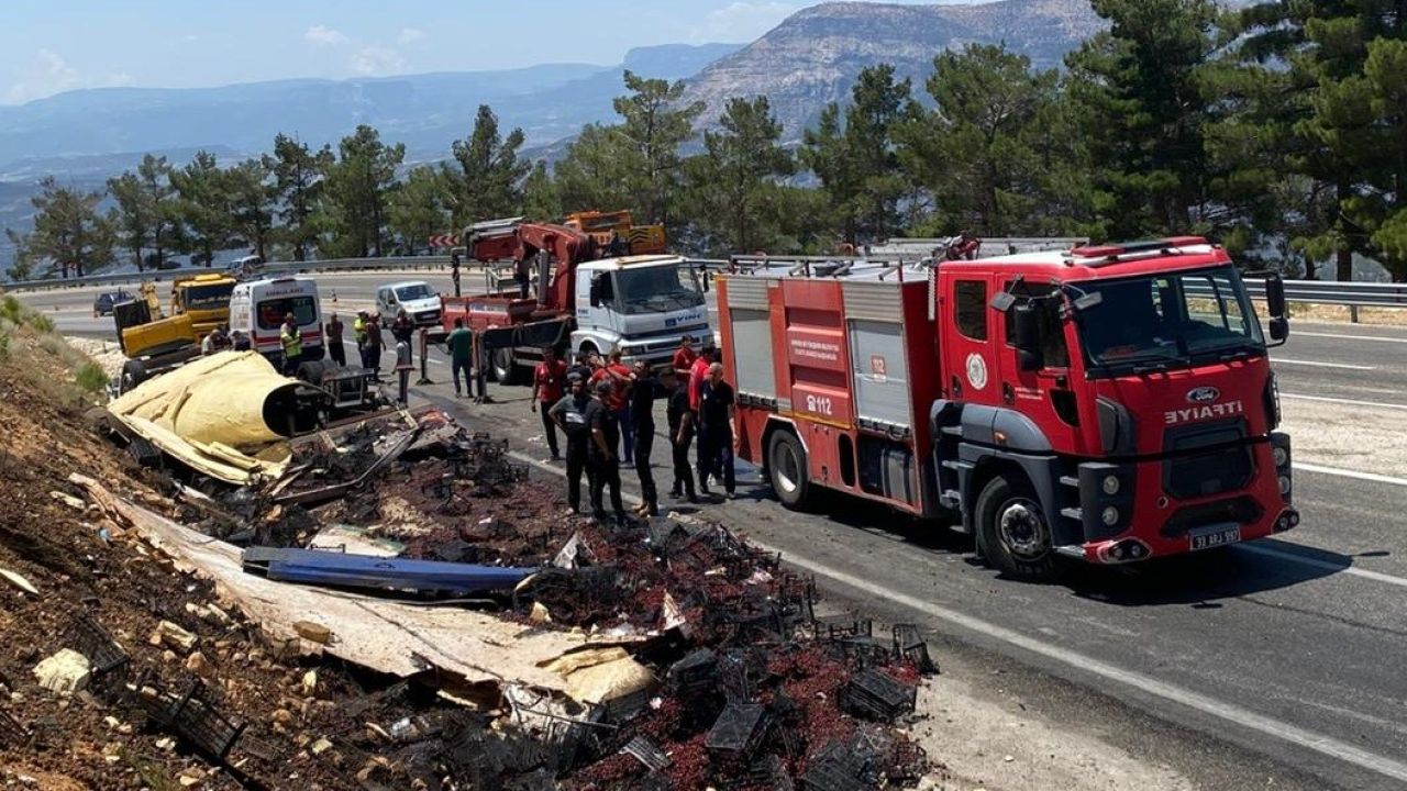 Devrilen kamyon hurdaya döndü, sıkışan sürücü kurtarıldı