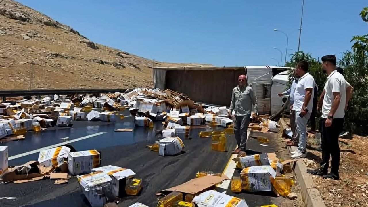 Devrilen tırdaki yağ bidonları yola savruldu