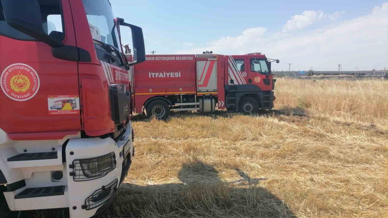 Diyarbakır’da anız yangınlarına itfaiye ekiplerinden müdahale