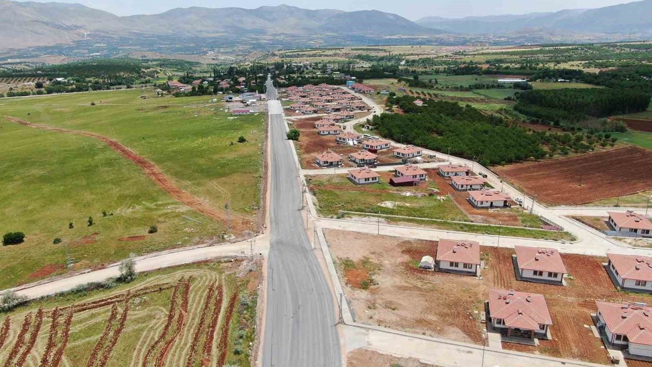 Doğanşehir Yolkoru’da tozlu yol tarihe karıştı