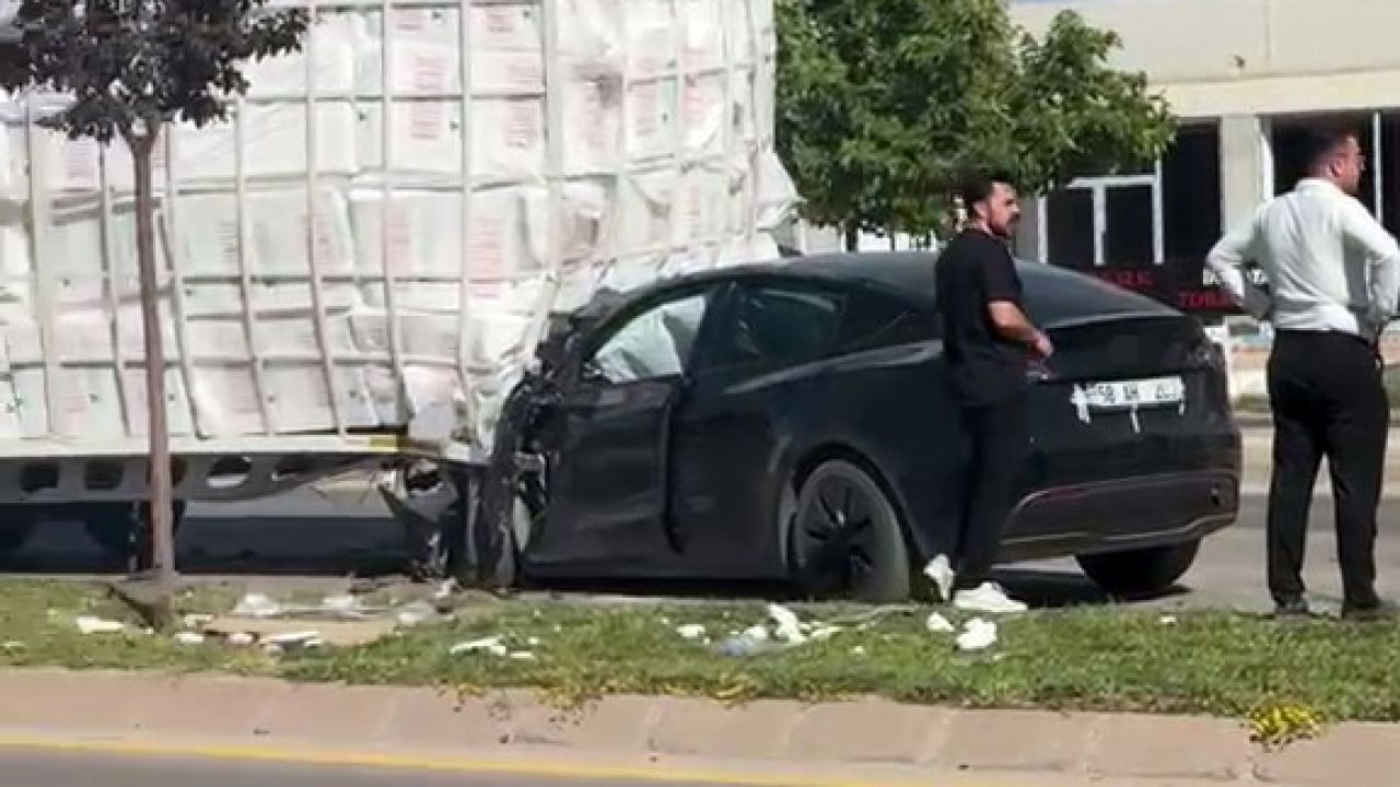 Dorseye çarpan Tesla hurdaya döndü: 1 yaralı