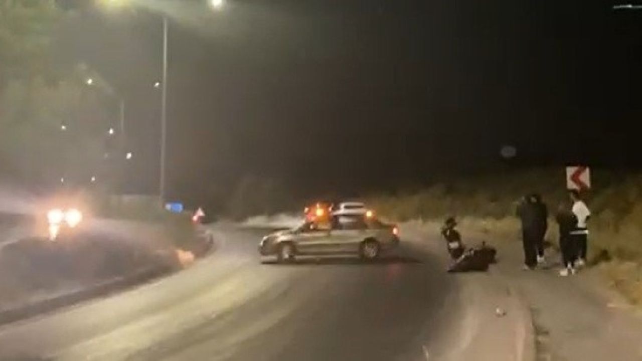 Düştüğü ıslak yolu kayda alırken, kadrajına başka bir kaza girdi