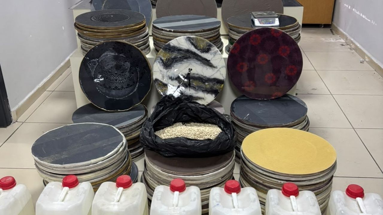 Duvar saatlerinden 48 kilodan fazla uyuşturucu çıktı: 4 tutuklama