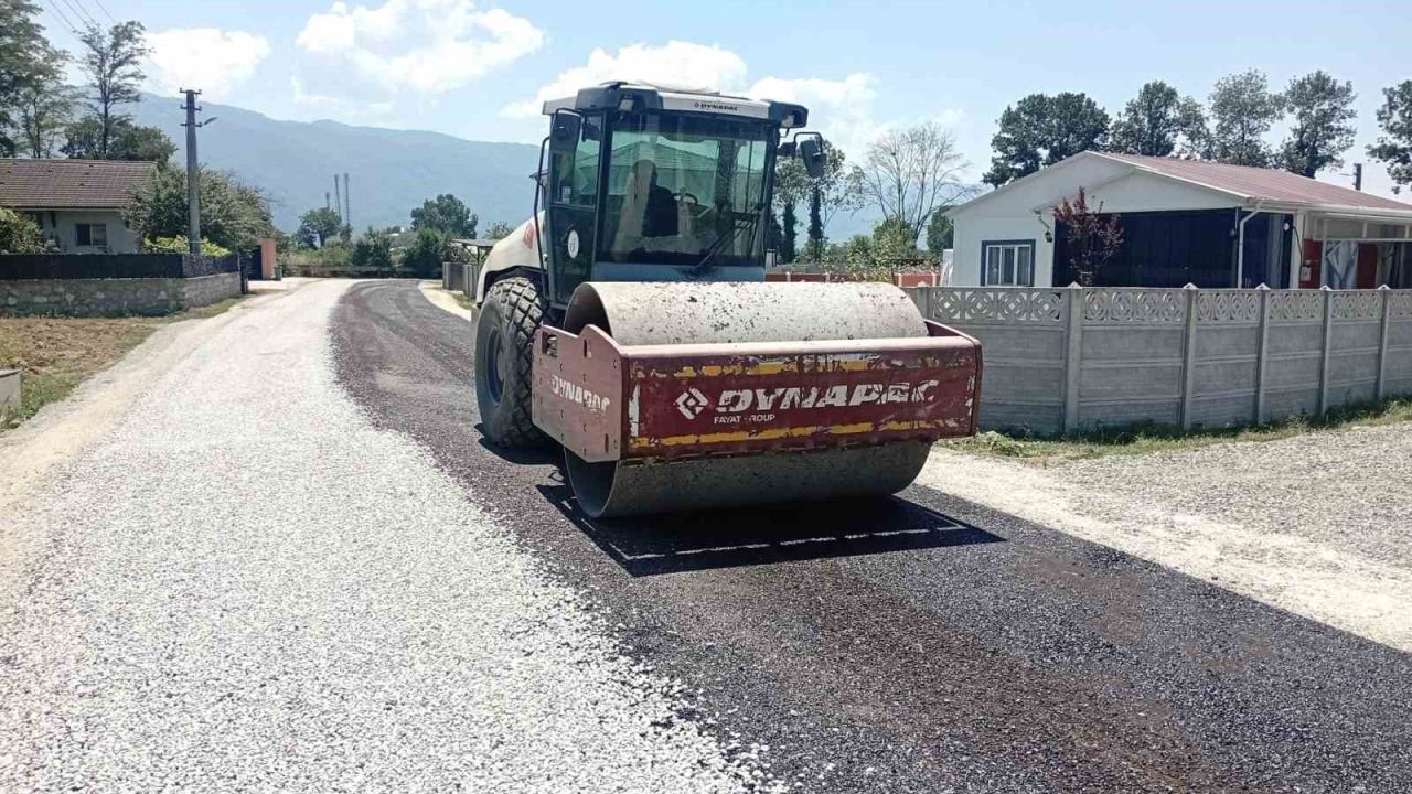 Düzce’de köylerde sathi kaplama çalışmaları tamamlanıyor