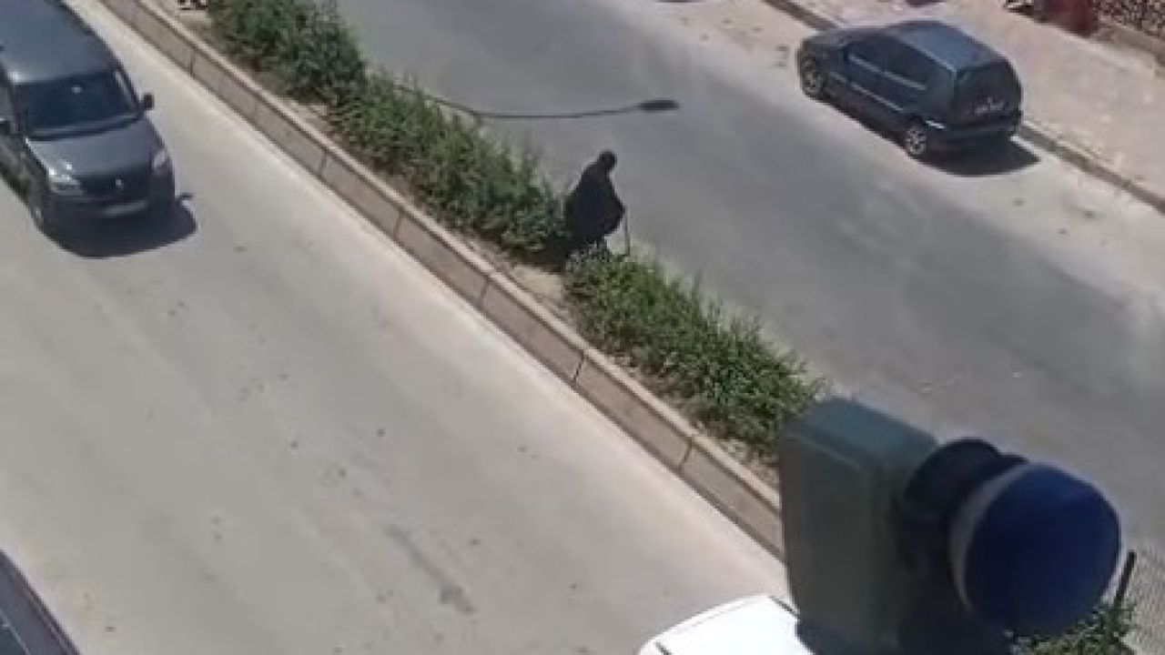 Elinde bastonuyla refüje çıkarak yolun karşısına geçmeye çalışan yaşlı kadın adeta ölümle dans etti