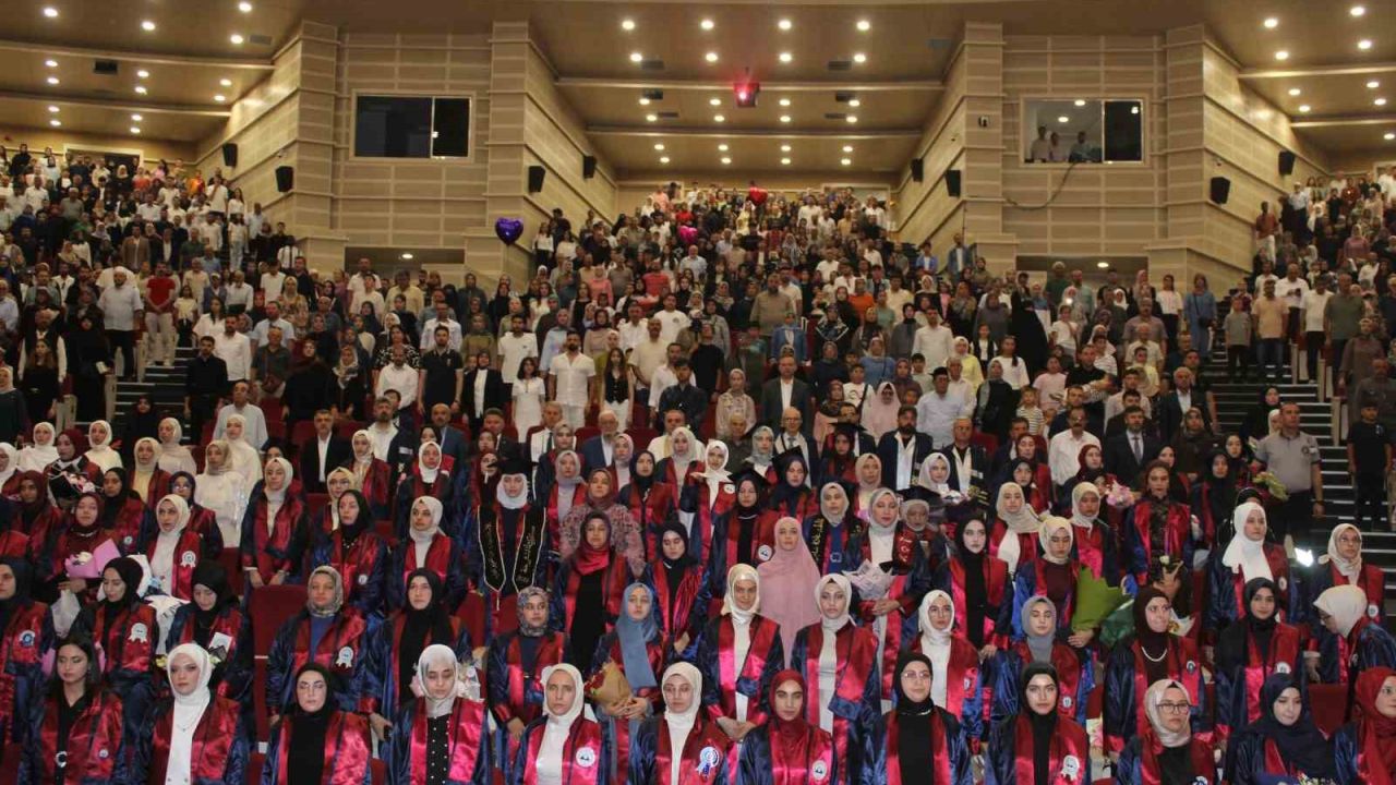 ERÜ İlahiyat Fakültesi’nde mezuniyet sevinci