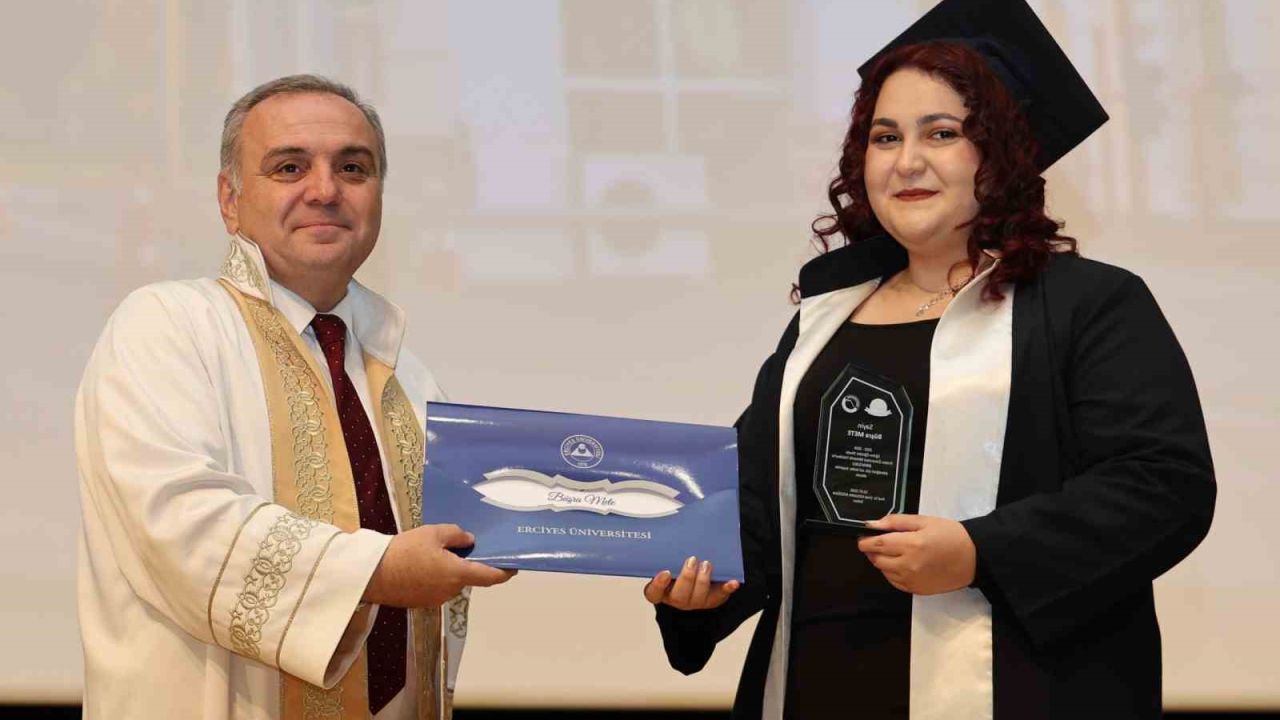 ERÜ Mimarlık Fakültesi’nde mezuniyet sevinci