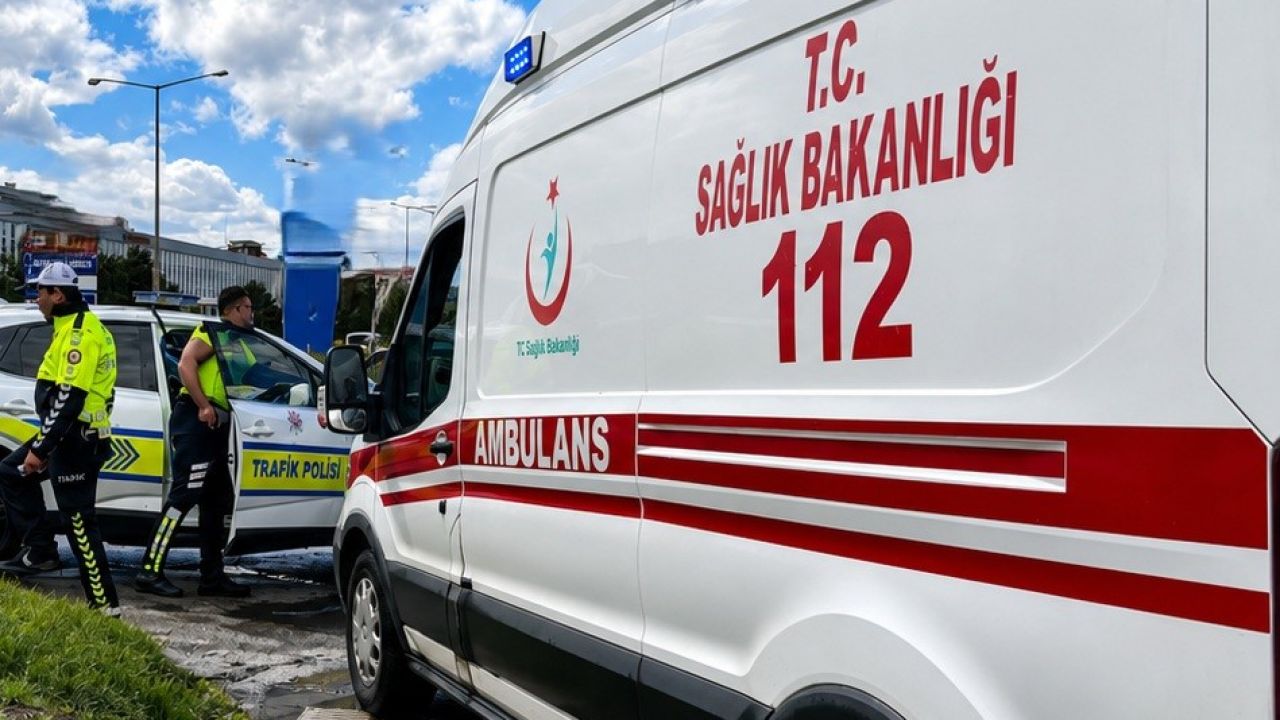 Erzincan-Erzurum karayolunda minibüs devrildi, 15 kişi yaralandı