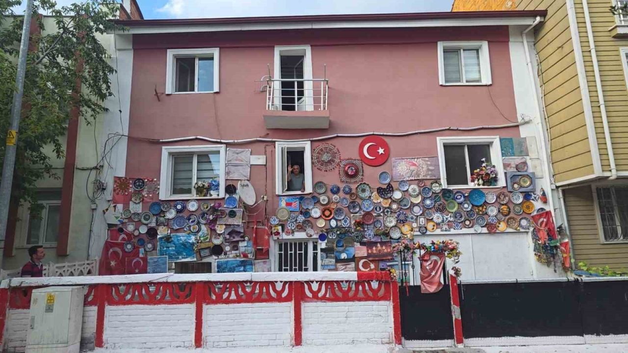 Evinin dış cephesini Kütahya’ya özgü çini tabaklarla kapladı