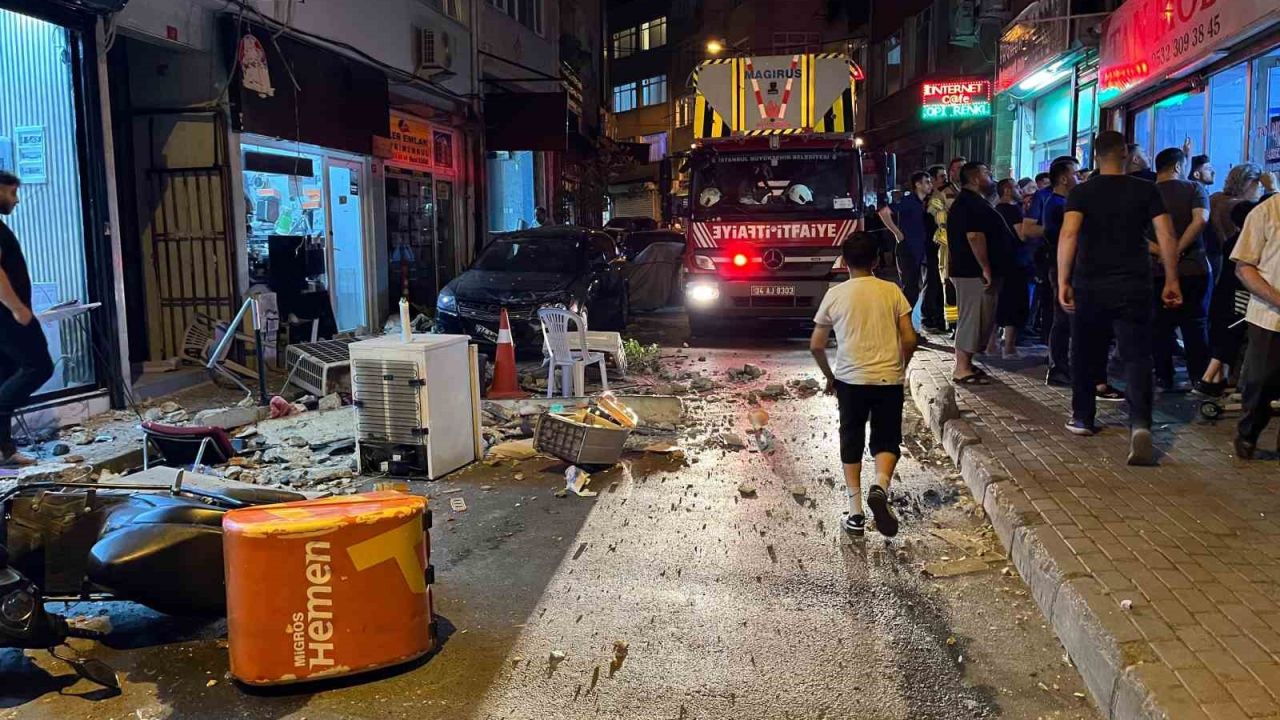 Fatih’te 4 katlı binanın çatısından düşen parçalardan 2 kişi son anda kurtuldu... O anlar kamerada