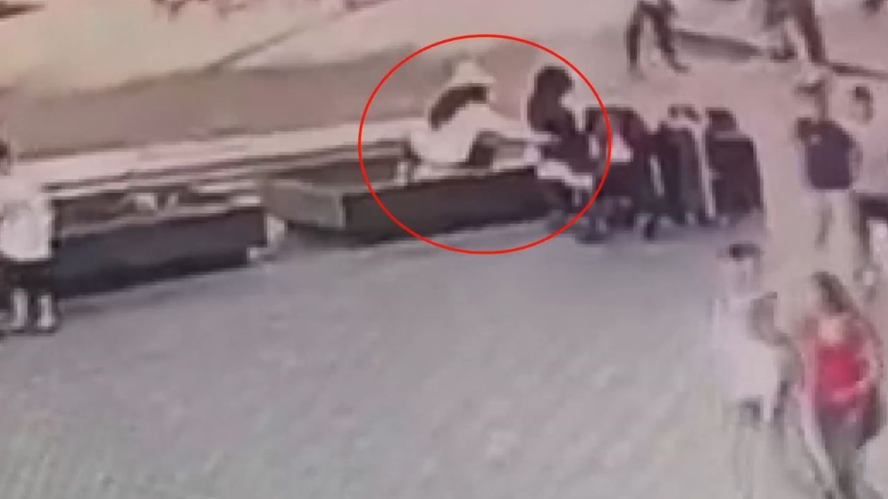 Fatih’te kadın hırsız bankta oturan vatandaşın çantasını böyle çaldı