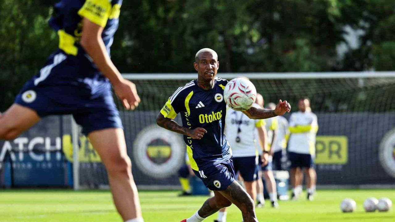 Fenerbahçe, günü iki antrenmanla tamamladı
