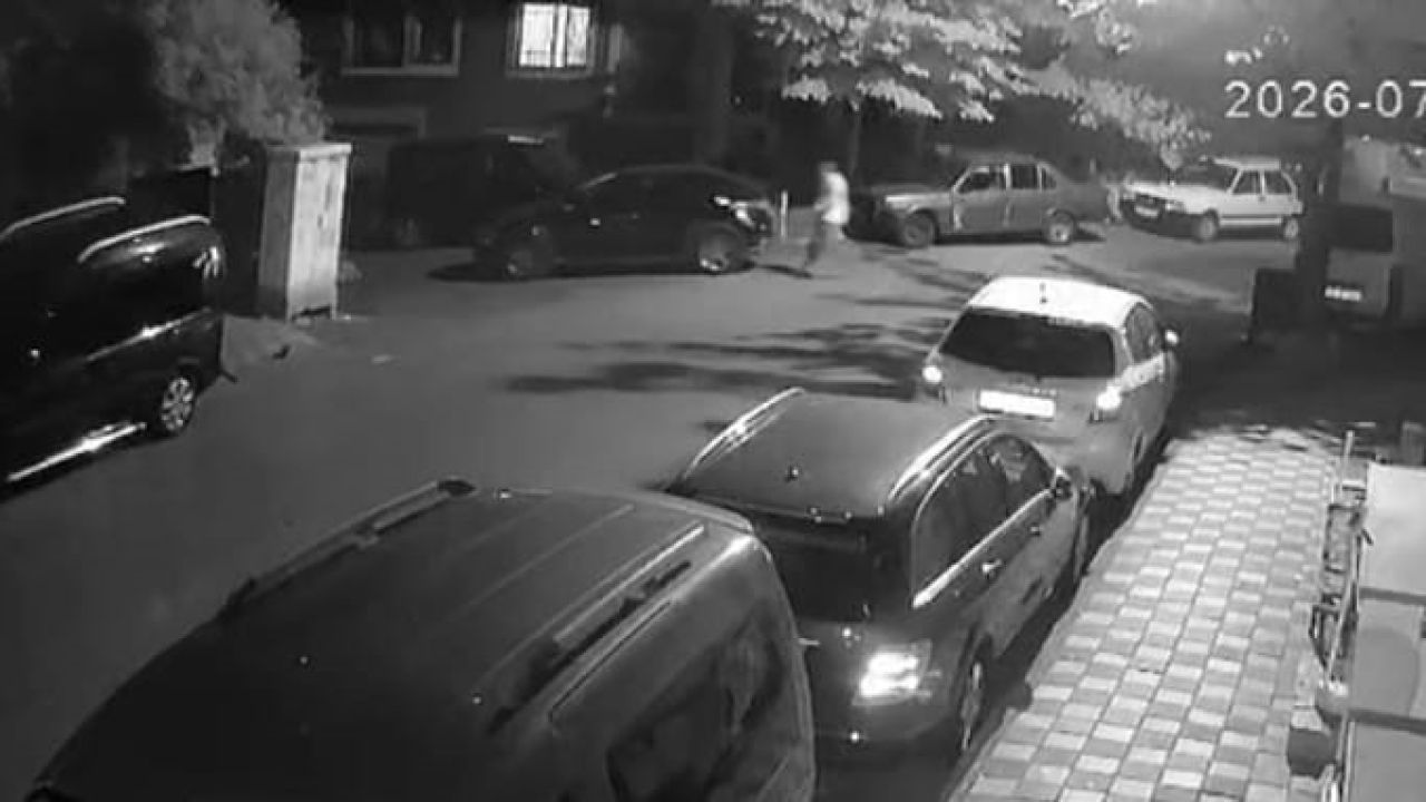 Gaziosmanpaşa’da kayan otomobil doğal gaz kutusuna çarptı, tüm bina tahliye edildi