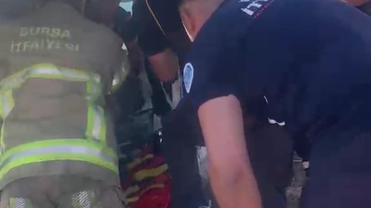 Gemlik’te işçi servisi ile otomobil çarpıştı: 15 yaralı