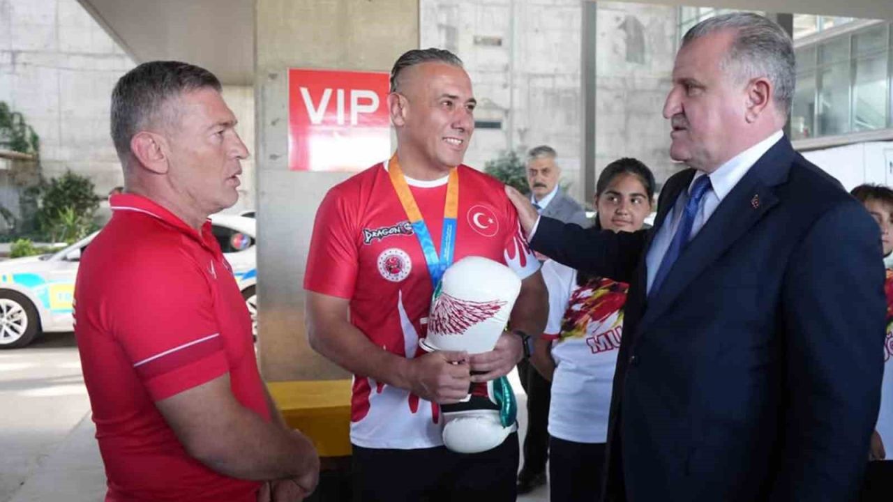 Gençlik ve Spor Bakanı Bak’ı Muğla’da milli sporcular karşıladı