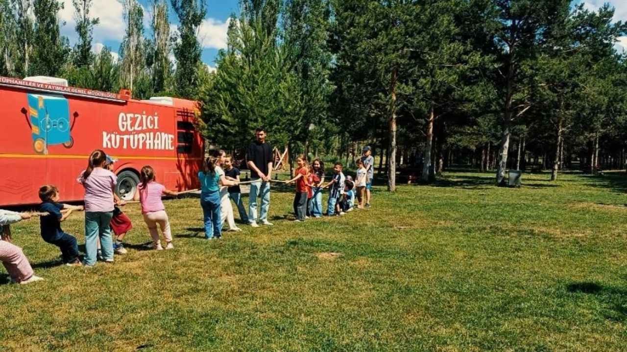 ‘Gezici Kütüphane’ Yenişehir Parkı’nda çocuklarla buluştu