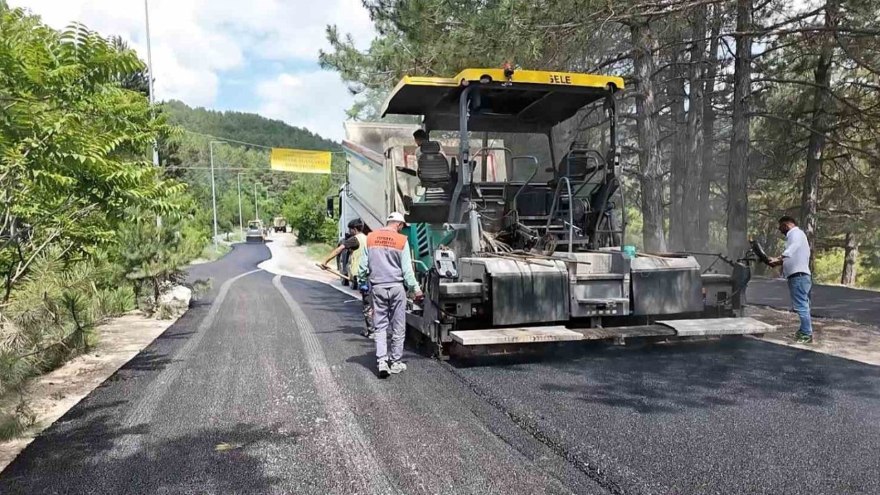 Gölcük Tabiat Parkı ile Dere Mahallesi arasındaki yol asfaltlanıyor