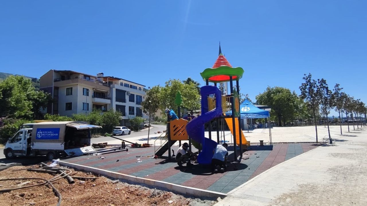 Gölcük Ulaşlı Sahili’ne yeni çocuk oyun alanı inşa ediliyor