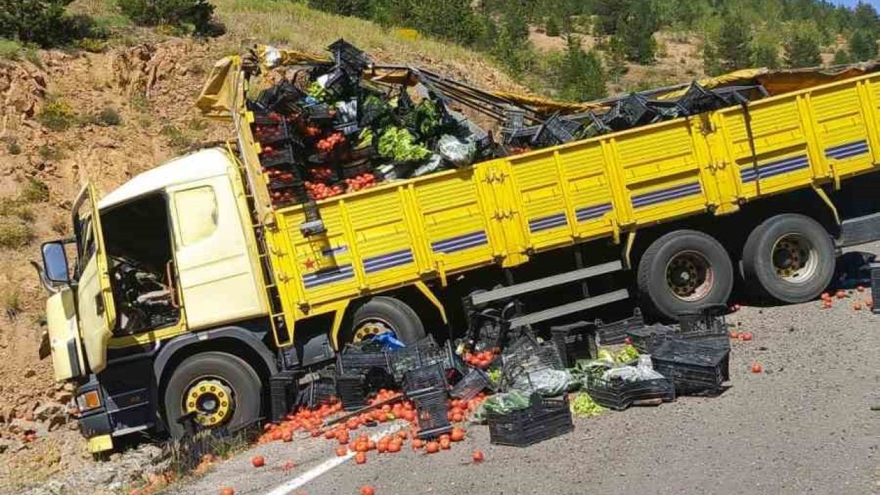 Gümüşhane’de sebze yüklü kamyon otomobile arkadan çarptı: 4 yaralı