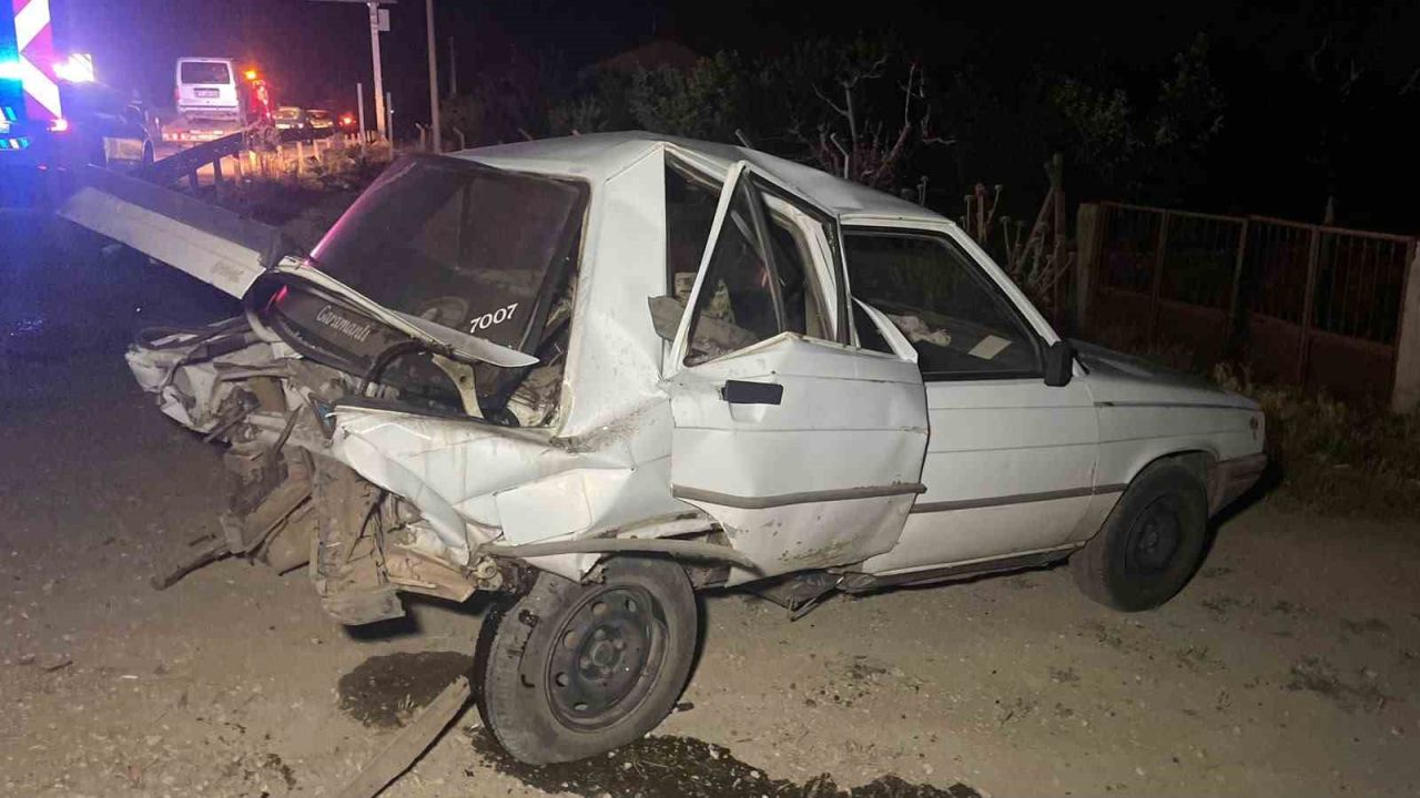 Hafif ticari araç, otomobile arkadan çarptı: 2 yaralı