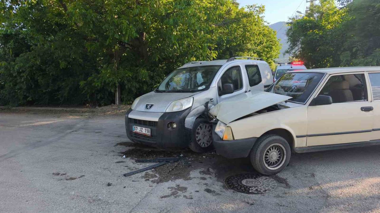 Hafif ticari araç otomobille çarpıştı: 4 yaralı