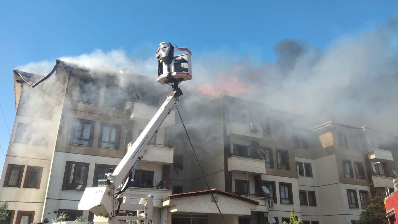 Hatay’da 2 binanın çatısı alevlere teslim oldu