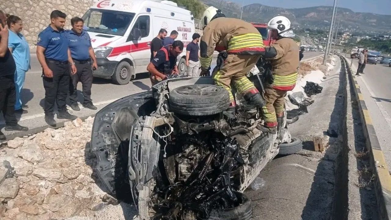 Hatay’da otomobil refüje çarptı: 1’i ağır 3 yaralı