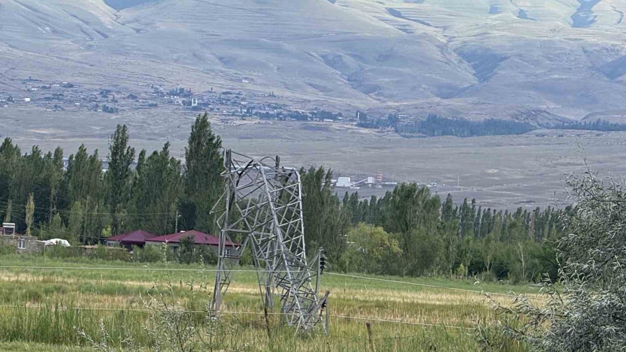 Iğdır’da fırtına çatıları uçurdu