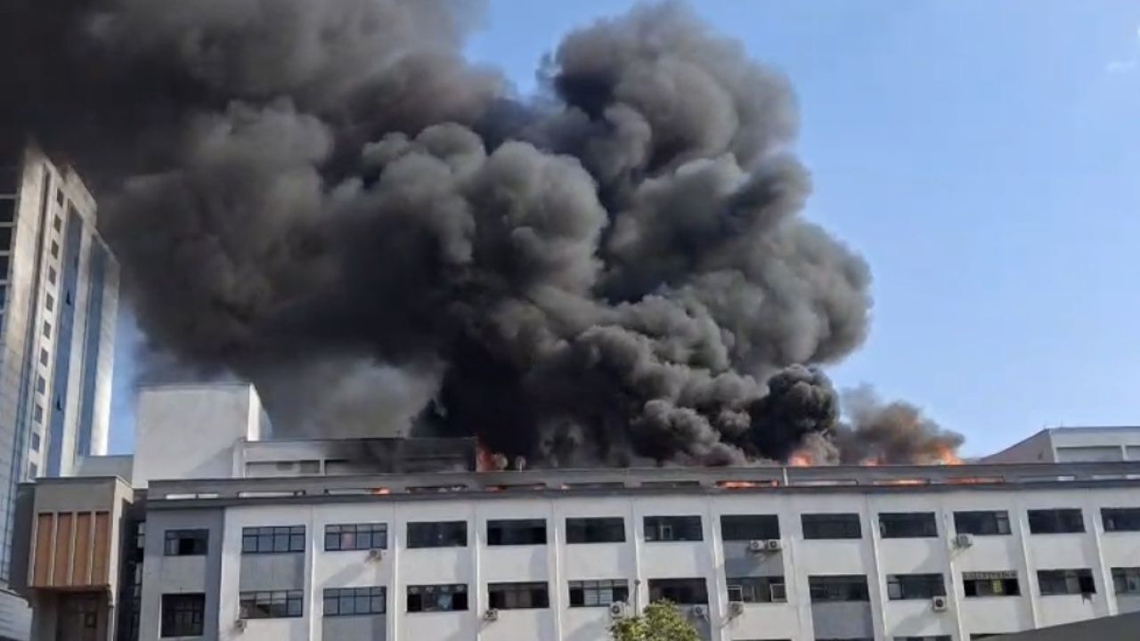 İş merkezi yangını kontrol altına alındı