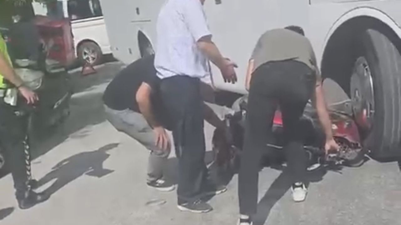 İşçi servisi ile çarpışan motosikletli yaralandı