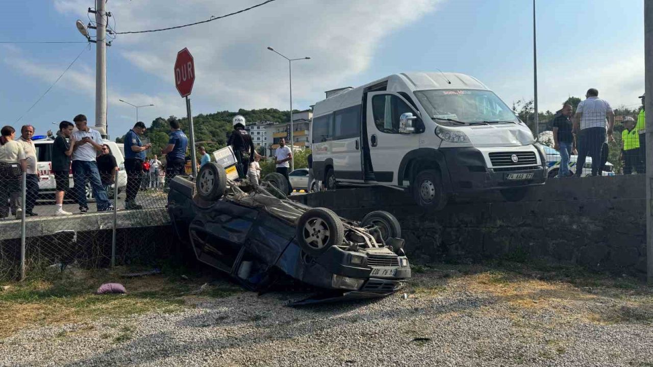 İşçi servisiyle çarpışan otomobil bahçeye uçtu: 3 yaralı
